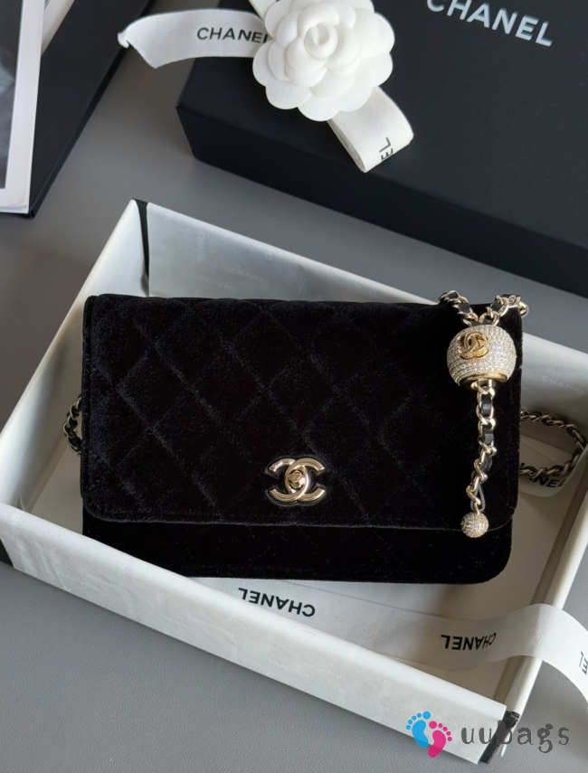 Uubags Chanel Pearl Crush wallet on chain in black quilted velvet 12.3x19.2x3.5cm - 1