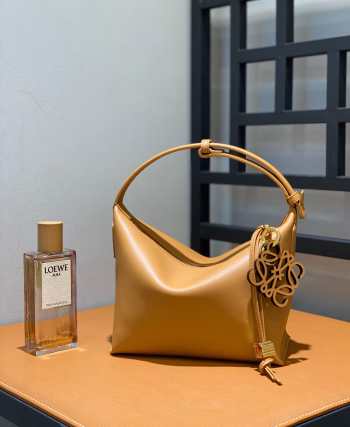 Uubags Loewe Cubi Small Calfskin Leather Bag in Tan/ Warm Desert 21x17x12.5cm