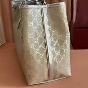 Uubags Gucci medium GG Emblem tote bag light beige and metallic silver GG monogram coated fabric with a lamé effect - 2