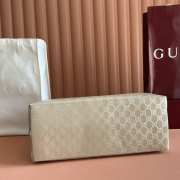 Uubags Gucci medium GG Emblem tote bag light beige and metallic silver GG monogram coated fabric with a lamé effect - 4