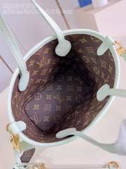 Uubags Louis Vuitton Neverfull Bandoulière Inside Out BB handbag in a light green leather 24x14x9cm - 4
