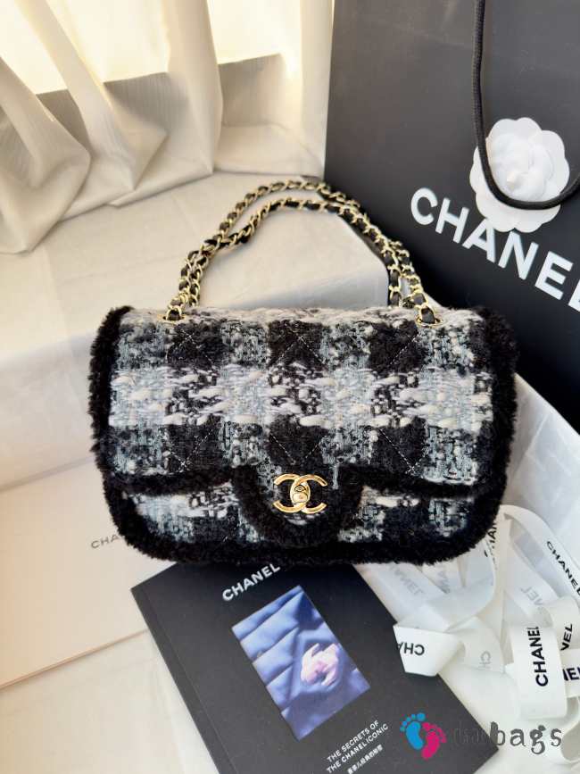 Uubags Chanel Medium Flap Bag Tweed, Shearling Lambskin & Gold-Tone Metal In Black & Grey 25cm - 1
