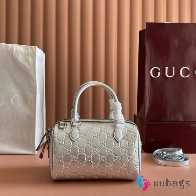 Uubags Gucci GG Emblem small boston bag in metallic silver patent GG leather 20.5x14x11.5cm - 1