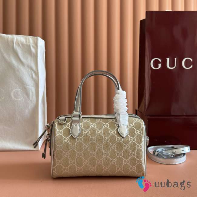 Uubags Gucci GG Emblem small boston bag in light beige and metallic silver laminated-effect GG Monogram coated fabric 20.5x14x11.5cm - 1