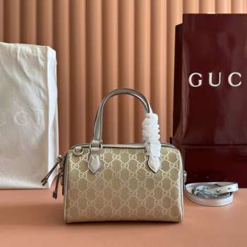 Uubags Gucci GG Emblem small boston bag in light beige and metallic silver laminated-effect GG Monogram coated fabric 20.5x14x11.5cm