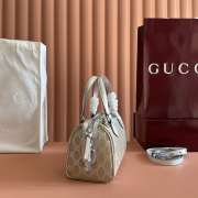 Uubags Gucci GG Emblem small boston bag in light beige and metallic silver laminated-effect GG Monogram coated fabric 20.5x14x11.5cm - 2