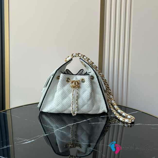 Uubags Chanel 25 mini handbag braided raffia-effect canvas, calfskin leather & gold-tone metal in white & black 20x22x12.5cm - 1