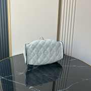 Uubags Chanel 25 mini handbag braided raffia-effect canvas, calfskin leather & gold-tone metal in white & black 20x22x12.5cm - 6