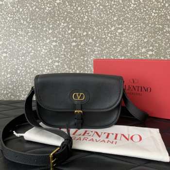 Uubags Valentino Garavani Antibes small shoulder bag in black calfskin 22x14x5cm