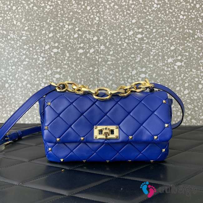 Uubags Valentino Garavani Rockstud Spike shoulder bag in cobalt blue calf leather with gold-tone hardware 23x17x7cm - 1