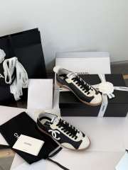 Uubags Chanel sneakers embossed calfskin and suede calfskin in white & black - 2