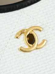 Uubags Chanel Shopping Bag Braided Raffia, Calfskin & Gold-Tone Metal In White & Black 28x20x7cm - 2