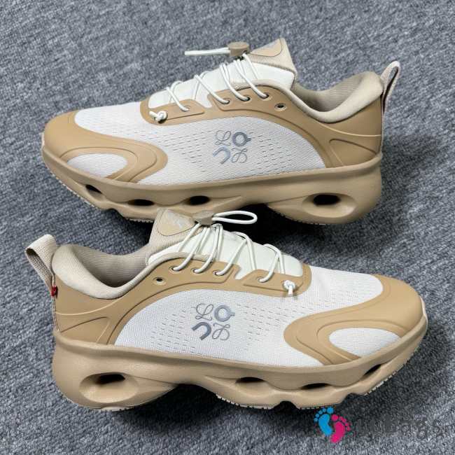 Uubags Loewe x On Cloudsolo sneaker in dark sand/cream - 1