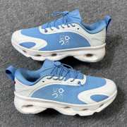 Uubags Loewe x On Cloudsolo sneaker in blue/white - 1