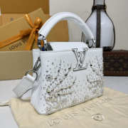 Uubags Louis Vuitton M25934 Capucines Mini Bag In Lily White 21x13.6x8cm - 4