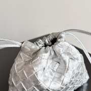 Uubags Bottega Veneta Small Dustbag Intrecciato Silver Lamina Satin Leather Pouch 21x16.6x1cm - 2