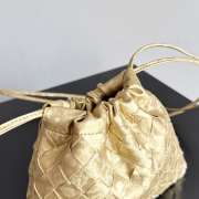 Uubags Bottega Veneta Small Dustbag Intrecciato Gold Lamina Satin Leather Pouch 21x16.6x1cm - 2
