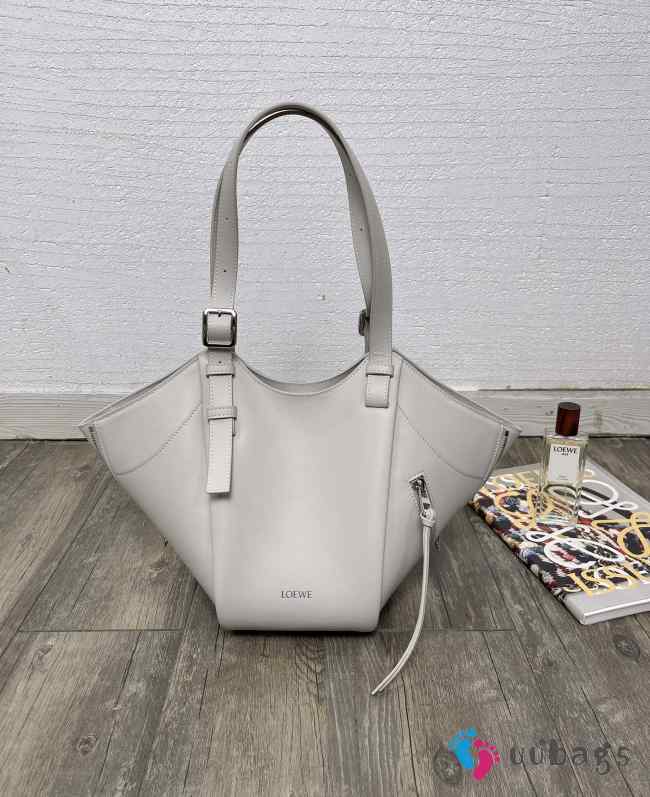 Uubags Loewe Hammock flip bag in light ghost classic calfskin 15x22.5x21cm - 1