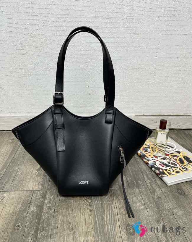 Uubags Loewe Hammock flip bag in black classic calfskin 15x22.5x21cm - 1