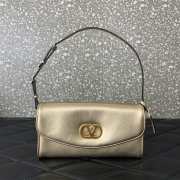 Uubags Valentino Garavani DeVain Small Shoulder Bag in Gold Laminated Nappa Leather 23.5x12x3cm - 1