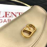 Uubags Valentino Garavani DeVain Small Shoulder Bag in Gold Laminated Nappa Leather 23.5x12x3cm - 3