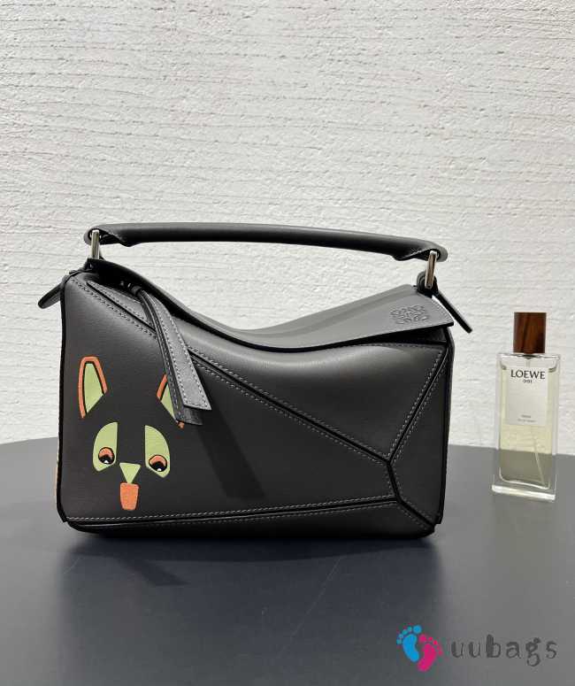 Uubags Loewe Futurist Cat small Puzzle bag in dark taupe classic calfskin 24x16x10cm - 1