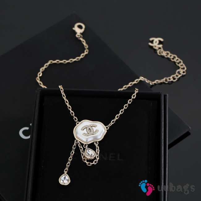 Uubags Chanel gold chain necklace featuring an interlocking CC logo pendant - 1