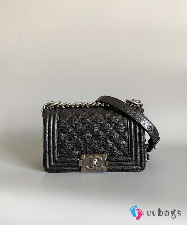 Uubags Boy Chanel small handbag in calfskin & ruthenium-plated metal pink 12x20.5x8.5cm - 1