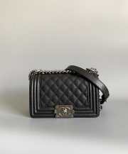 Uubags Boy Chanel small handbag in calfskin & ruthenium-plated metal pink 12x20.5x8.5cm - 1