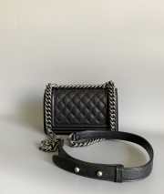 Uubags Boy Chanel small handbag in calfskin & ruthenium-plated metal pink 12x20.5x8.5cm - 2