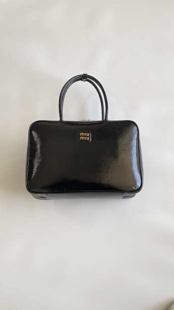 Uubags Miu Miu large Beau bag in black patent leather 35x22x12cm