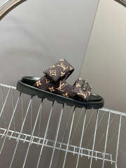 Uubags Louis Vuitton 1AHMDW Pool Pillow Flat Comfort Mule Sandals In Dark Brown - 4