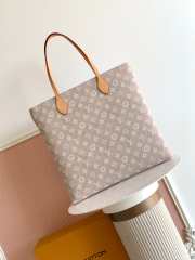 Uubags Louis Vuitton M15128 Travels With Grace Coddington Carry It Bag Meowgram 37x37x2cm - 6