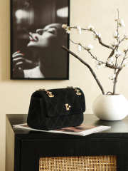 Uubags Chanel 19 Flap Bag in Black Quilted Suede with Gold-Tone Hardware 14x22x10cm - 5