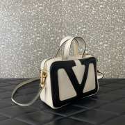 Uubags Valentino Garavani Viva Superstar Nappa Handbag In Butter/Black 23x16x8cm - 5