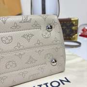 Uubags Louis Vuitton M54353 Bella Tote in Mahina Leather In Light Grey 23x13x20cm - 4