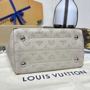 Uubags Louis Vuitton M54353 Bella Tote in Mahina Leather In Light Grey 23x13x20cm - 3