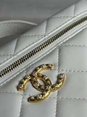 Uubags Chanel Classic Vanity with Chain in White Grained Patent Calfskin 17x19.5x5cm - 2