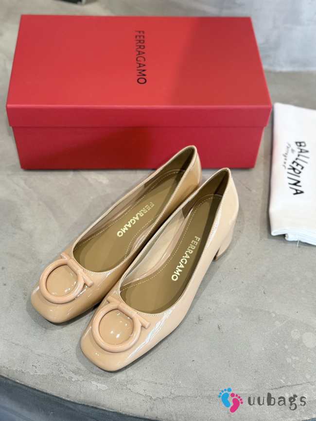 Uubags Ferragamo Maxi Gancini pump in beige 4cm - 1