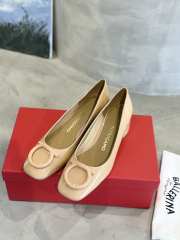 Uubags Ferragamo Maxi Gancini pump in beige 4cm - 6