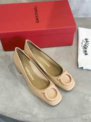 Uubags Ferragamo Maxi Gancini pump in beige 4cm - 5