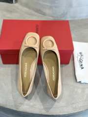 Uubags Ferragamo Maxi Gancini pump in beige 4cm - 3