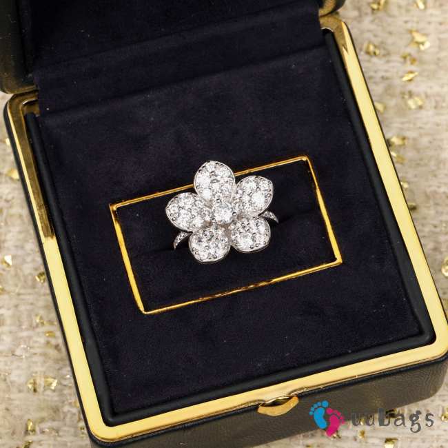 Uubags Graff Wild Flower Large Pavé Diamond Ring White Gold - 1