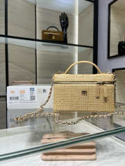 New Arrivals 2026 Chanel classic vanity bag with shoulder strap braided raffia yarn & gold-colored metal beige 17x19.5x5cm - 1