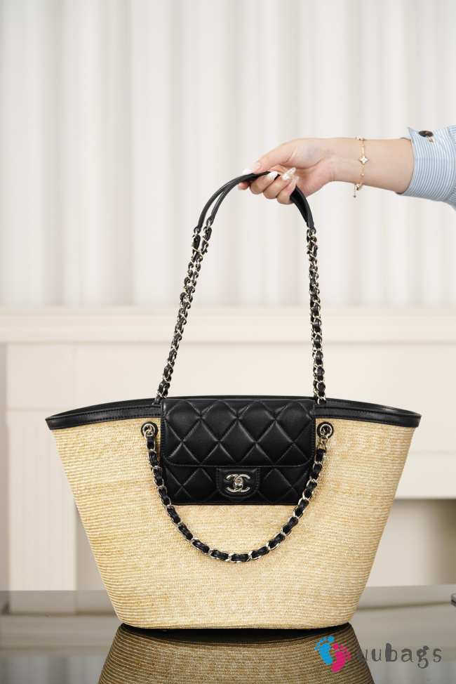 Uubags Chanel large shopping bag in braided straw, sheepskin & gold-colored metal beige & black 26x54x18cm - 1