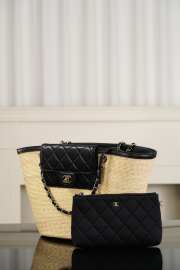 Uubags Chanel large shopping bag in braided straw, sheepskin & gold-colored metal beige & black 26x54x18cm - 5