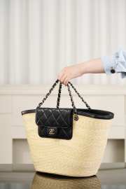 Uubags Chanel large shopping bag in braided straw, sheepskin & gold-colored metal beige & black 26x54x18cm - 4