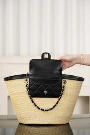 Uubags Chanel large shopping bag in braided straw, sheepskin & gold-colored metal beige & black 26x54x18cm - 3