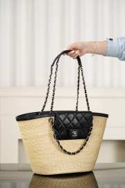 Uubags Chanel large shopping bag in braided straw, sheepskin & gold-colored metal beige & black 26x54x18cm - 2