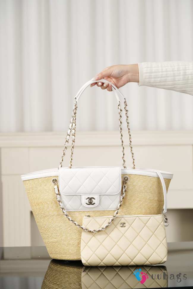 Uubags Chanel large shopping bag in braided straw, sheepskin & gold-colored metal beige & white 26x54x18cm - 1